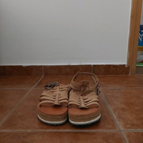 Esiot beige sandals size 37 like new