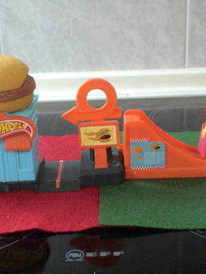 Mattel Hot Wheels City Downtown Burger Dash Playset