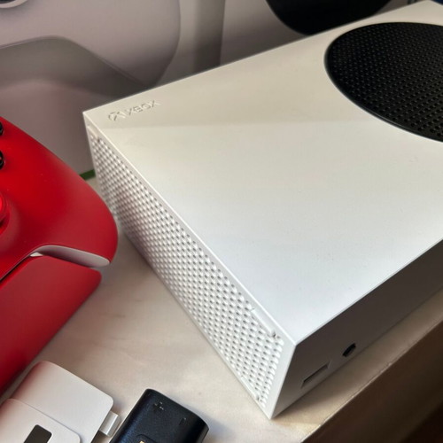Microsoft Xbox Series S 512SSD with battery and Razer quick charging stand, like new