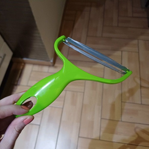 Vegetable peeler like new, vegetable cutter