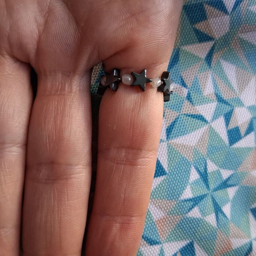 Elastic ring with white beads and hematite stars
