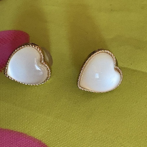 Heart clip-on earrings with gold frame and white pearl