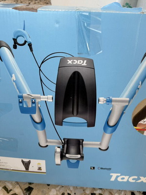 Tacx Satori Smart Trainer with Wahoo Speed Cadence Sensors like new