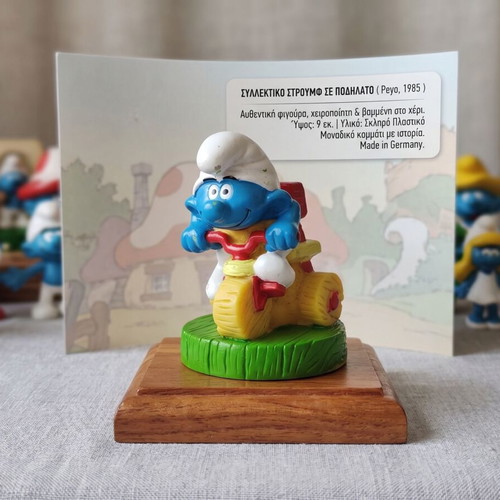 Smurf collectible figure on bicycle handmade Peyo like new