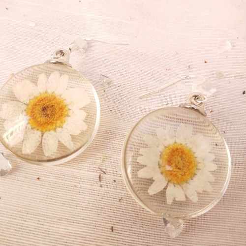 Earrings with dried daisies in resin liquid glass new
