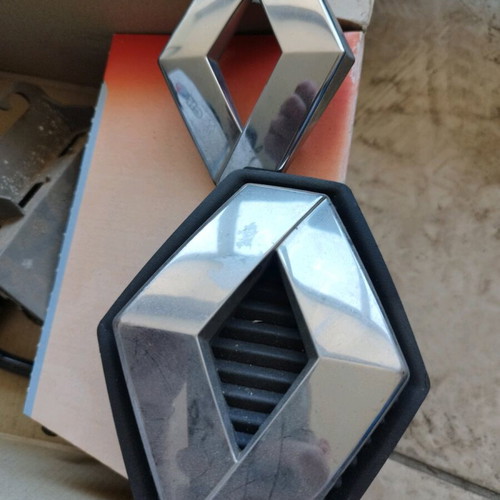 Renault emblems like new, set of 2 for Megane Cabriolet 2005