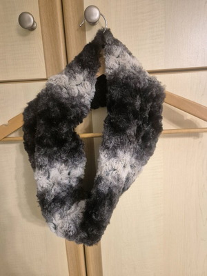 Faux Fur Ombré Neck Warmer like new, black–gray–silver