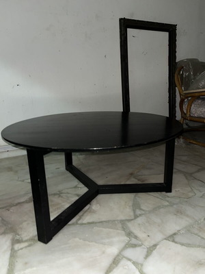 Round coffee table used, black metal frame with Y base