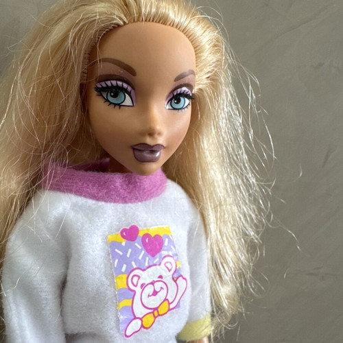Bratz doll Mattel used with small mark on hand