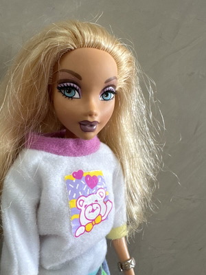 Bratz doll Mattel used with small mark on hand