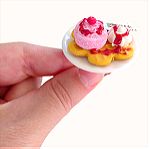  Δαχτυλίδι βάφλα μεσαία με παγωτό φράουλα, σαντυγί και σιρόπι με πολυμερικό πηλό