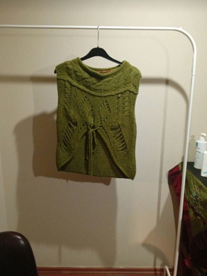Green vest like new, size M