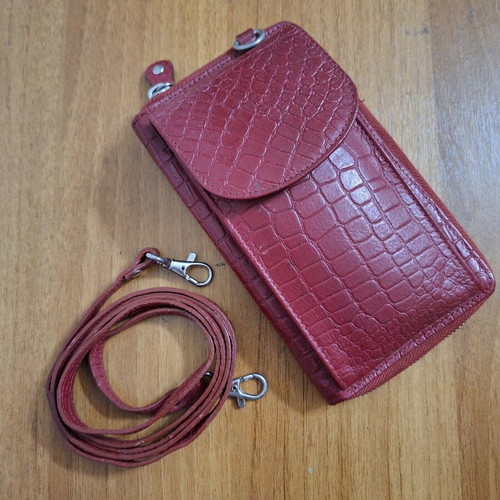 Women's leather wallet-bag like new, red, magnetic clasp