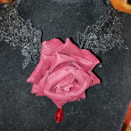 Choker with rose in like new condition