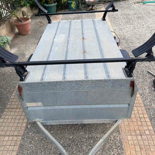 Car roof box used, lightweight with lid