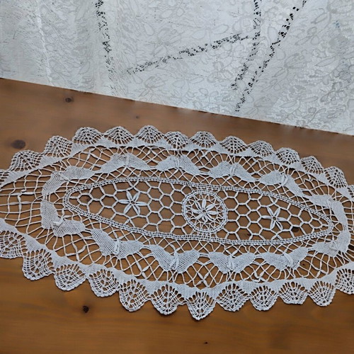 Vintage table runner with bobbin lace in light gray, like new, 80x33 cm