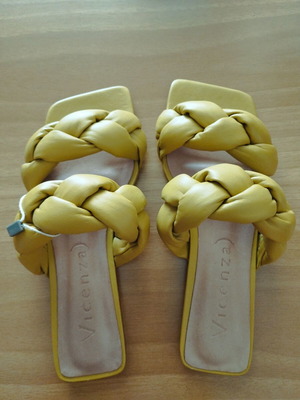 Vicenza leather sandals size 37, new, yellow