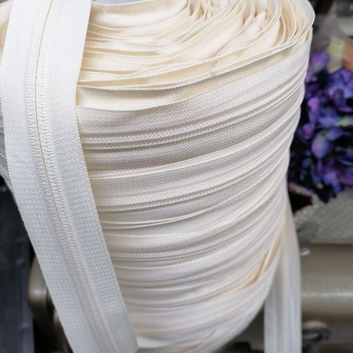 3 zipper rolls and aluminum zippers.. the rolls are about 120 meters and the aluminum ones are 100