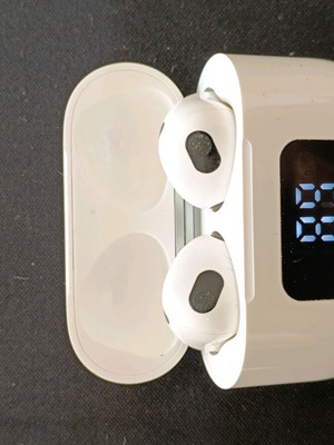 Wireless earbuds with Lightning charging like new