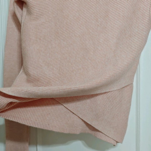 Slim pink sweater like new with 3 layerings size M