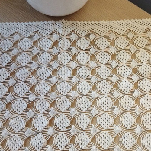 Table runner like new 80x37