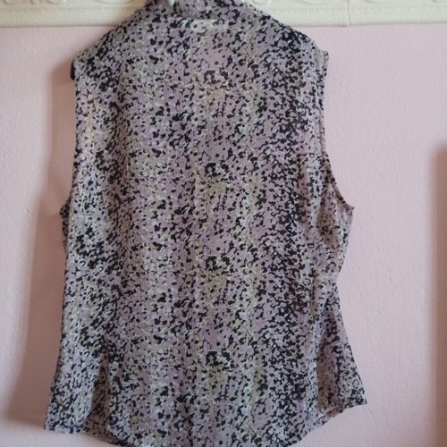 Women's Printed Shirt medium size like new, front tie