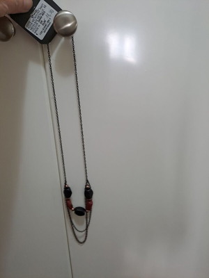 Κολιέ faux μεταλλικό με μαύρη αλυσίδα και μαύρες κ καφέ πετρούλες καινούργιο