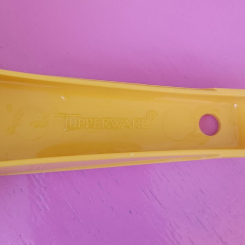 Tapperware colander like new, yellow