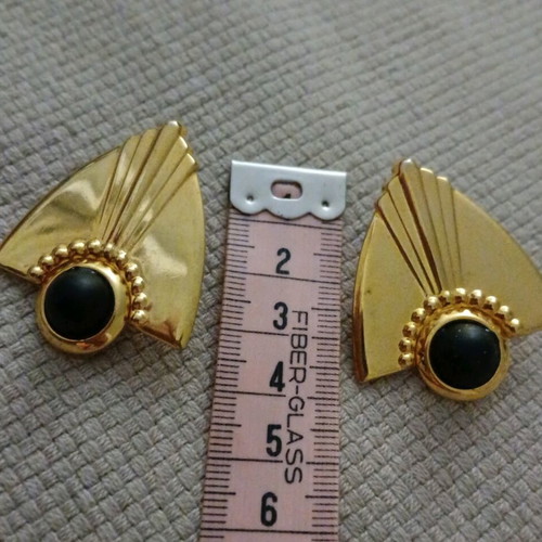 Vintage clip earrings with black stone like new, gold tone