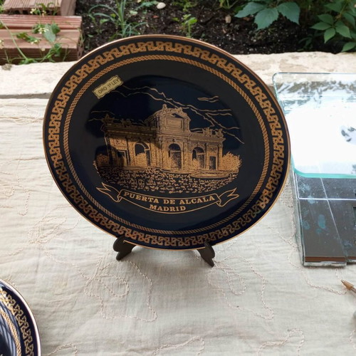 Decorative porcelain plates like new, set of 2, dark blue with gold