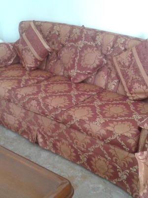 Σαλόνι καπιτονέ με τριθέσιο καναπέ, 2 πολυθρόνες, 2 καρέκλες και τραπέζι με καινούργια ταπετσαρία