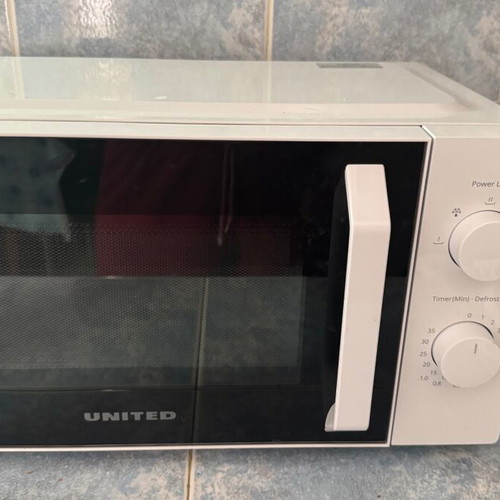 United MWO-2801 microwave oven, 700W, 5 power levels