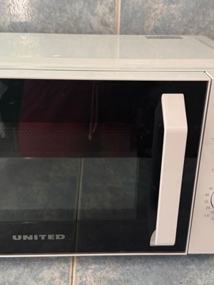 United MWO-2801 microwave oven, 700W, 5 power levels