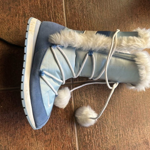 Modern & impressive NIKE boots in a beautiful blue color.