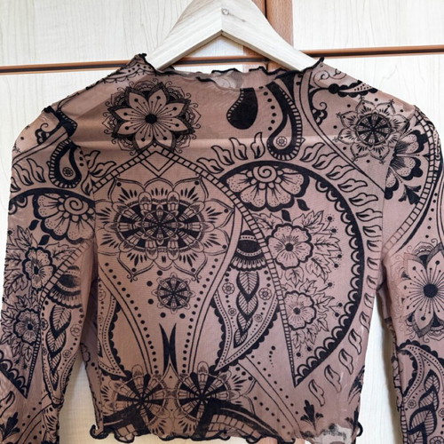Cropped shirt like new with 3d velvet designs beige