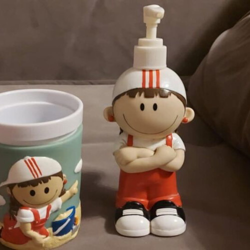 Children's bathroom set like new for liquid soap and toothbrush