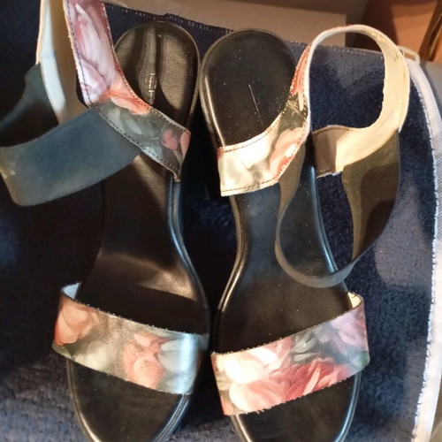 Heeled sandals like new, size 39