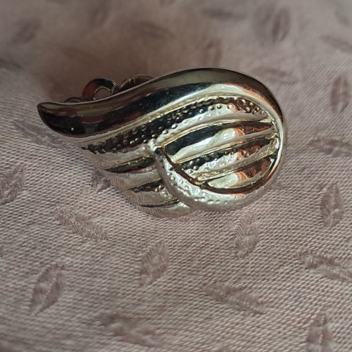 Vintage clip earring like new