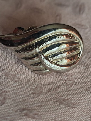 Vintage clip earring like new