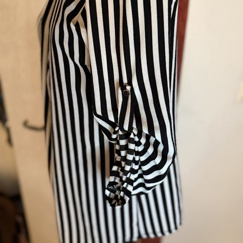 Ριγέ φόρεμα σαν καινούργιο με φερμουάρ και cut-out ώμους