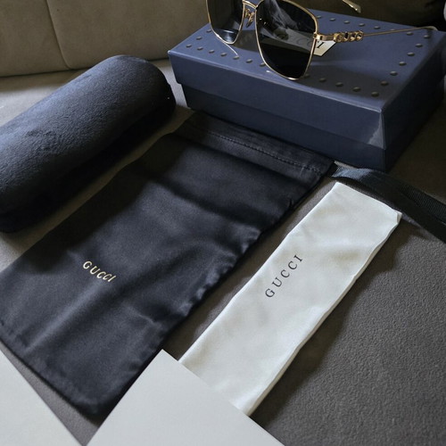 Gucci sunglasses like new, gold color