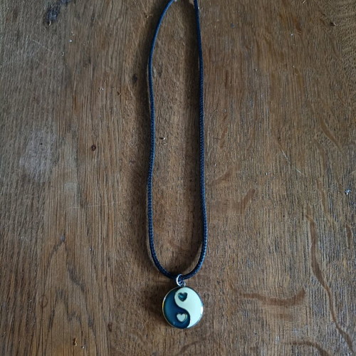 Claire's necklace that changes color like new, black and multicolor