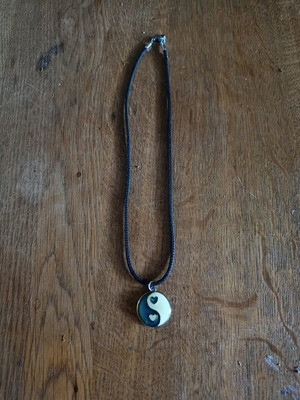 Claire's necklace that changes color like new, black and multicolor