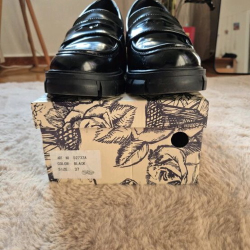 Loafers patent leather like new, size 37, black