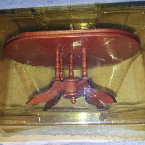 Miniature dollhouse table like new