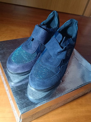 B&D blue athletic shoes like new, size 37