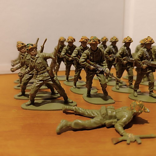 Airfix Modern British Infantry plastic soldiers used, scale 1/32, set of 25