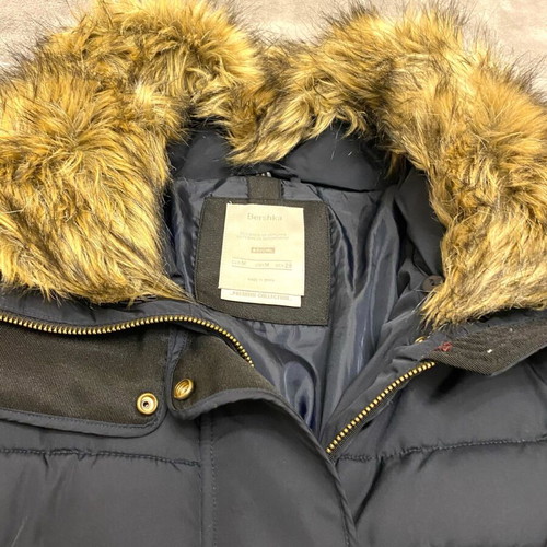 Bershka dark blue puffer jacket with fur like new