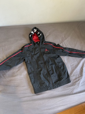 Jordan windbreaker unisex, like new, black and red, size L