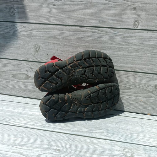Keen sandals unisex used, size 32.5, black and red
